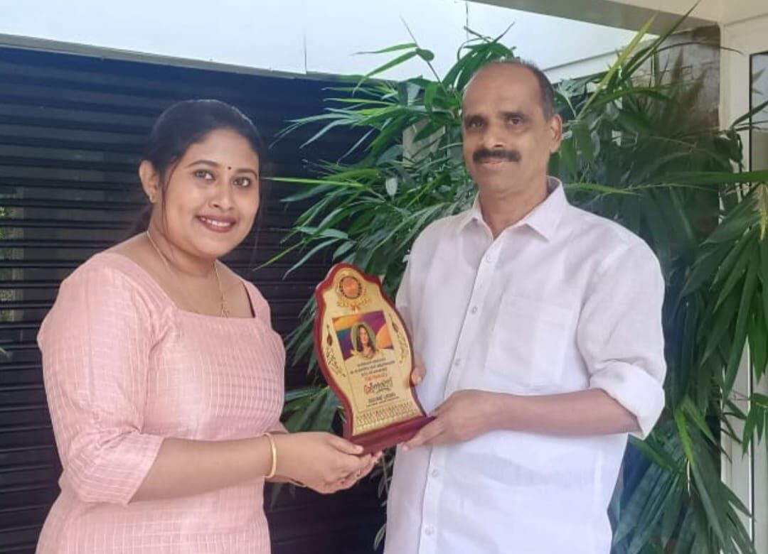 എം എ ജേണലിസം ആൻഡ് മാസ് കമ്മ്യൂണിക്കേഷൻ പരീക്ഷയിൽ മൂന്നാം റാങ്ക് കരസ്ഥമാക്കിയ നിമ്മി ജേക്കബിനെ വാർഡ് മെമ്പർ ജോർജ് ചമ്പമല പുരസ്കാരം നൽകി ആദരിച്ചു.