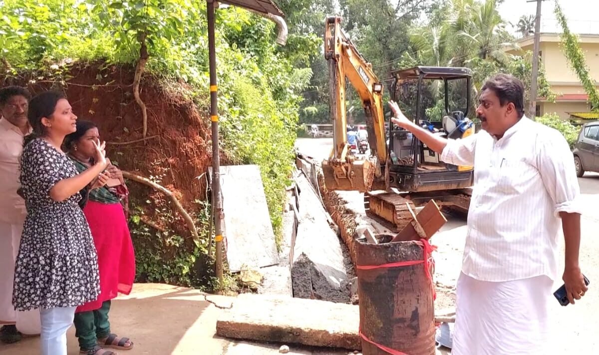 അഴുക്കുചാലിൽ നിന്നും കോൺക്രീറ്റ് അവശിഷ്ടങ്ങൾ കോരിമാറ്റാൻ എത്തിയ പിഡബ്ല്യുഡി ഉദ്യോഗസ്ഥരെയും കരാറുകാരനെയും നഗരസഭ കൗൺസിലർ തടഞ്ഞു.