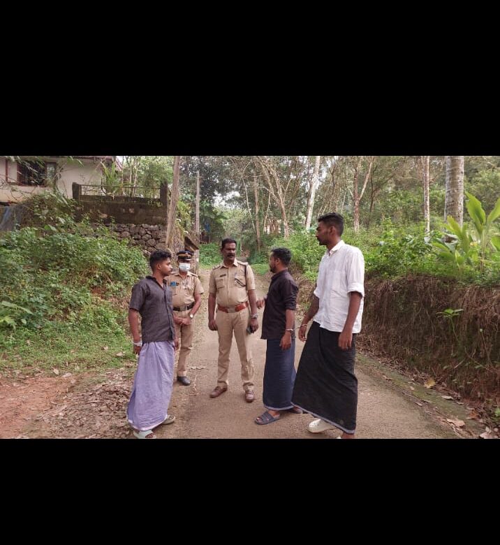ഇലഞ്ഞി സ്വദേശിയെ മർദ്ദിച്ച് അവശനാക്കി മൊബൈൽ ഫോണുകളുമായി കടന്നു കളഞ്ഞ കേസിൽ പിടിയിലായ പ്രതികളെ പോലീസ് തെളിവെടുപ്പിൽ എത്തിച്ചു.