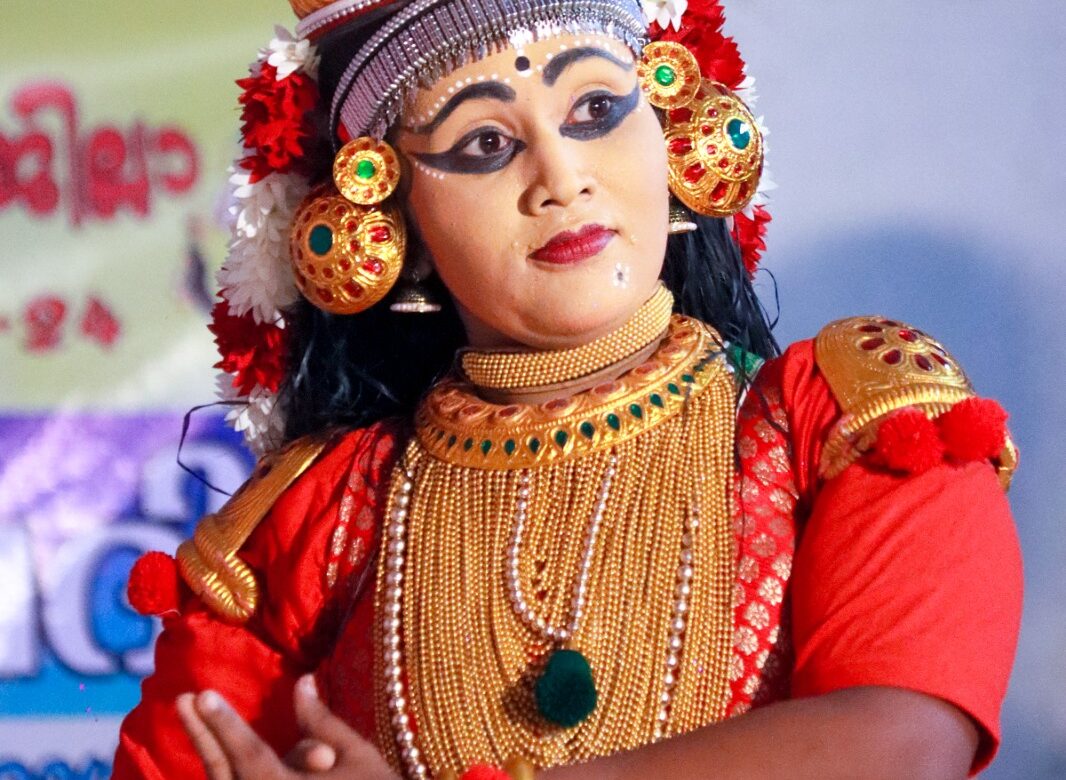 ഹസ്ത മുദ്രകൾ കൊണ്ട് വിസ്മയിപ്പിച്ച് അനുലക്ഷ്മി 