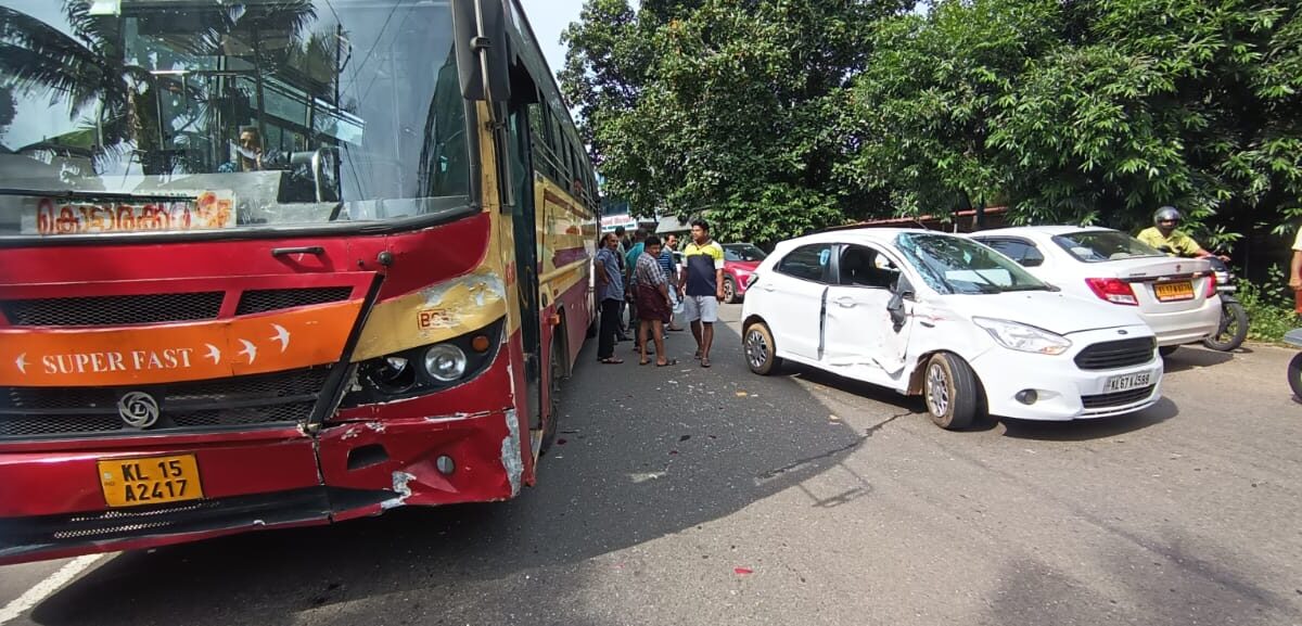 എം.സി റോഡിൽ കൂത്താട്ടുകുളം വടക്കൻ പാലക്കുഴയിൽ കെഎസ്ആർടിസി ബസ് കാറിൽ ഇടിച്ച് അപകടം