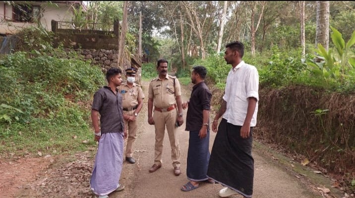 ഇലഞ്ഞി സ്വദേശിയെ മർദ്ദിച്ച് അവശനാക്കി മൊബൈൽ ഫോണുകളുമായി കടന്നു കളഞ്ഞ കേസിൽ പിടിയിലായ പ്രതികളെ പോലീസ് തെളിവെടുപ്പിൽ എത്തിച്ചു.
