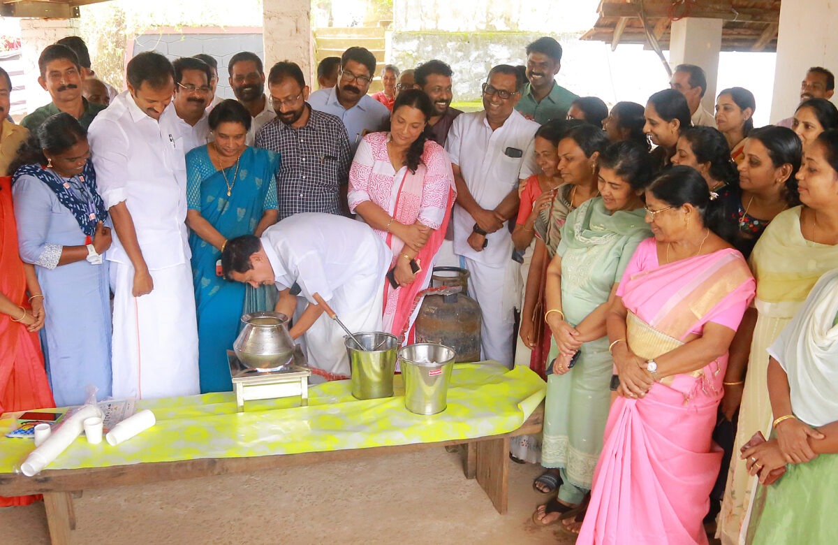 എറണാകുളം റവന്യൂ ജില്ലാ സ്‌കൂൾ കലോത്സവം  രുചിയിടം നിറക്കാൻ പഴയിടം എത്തി. ഊട്ടുപുര ഉദ്‌ഘാടനം നടത്തി.