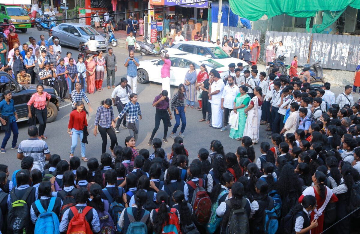 ജില്ലാ സ്കൂൾ കലോത്സവത്തിന് ആവേശമുയർത്തി പിറവം ടൗണിൽ വിദ്യാർത്ഥിനികൾ നടത്തിയ ഫ്ലാഷ് മോബ് ശ്രദ്ധേയമായി.