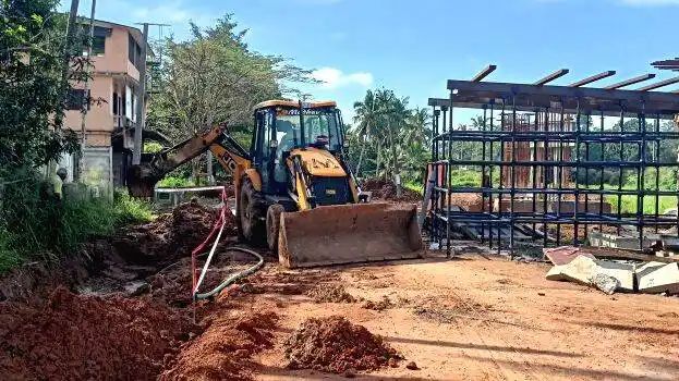 മുളന്തുരുത്തി ചെങ്ങോല പാടം റെയില്‍വേ മേല്‍പ്പാലം അപ്രോച്ച്‌ റോഡ് നിര്‍മ്മാണം പുരോഗമിക്കുമ്ബോഴും സര്‍വീസ് റോഡ് നിര്‍മ്മാണം വൈകുന്നതിനാല്‍ പ്രതിഷേധം ശക്തമാകുന്നു.