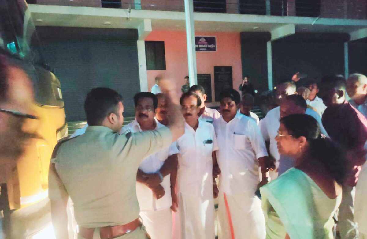 പ്രതിഷേധ യോഗത്തിനിടെ മണ്ണ് കടത്തൽ – പിറവത്ത് സംഘർഷാവസ്ഥ