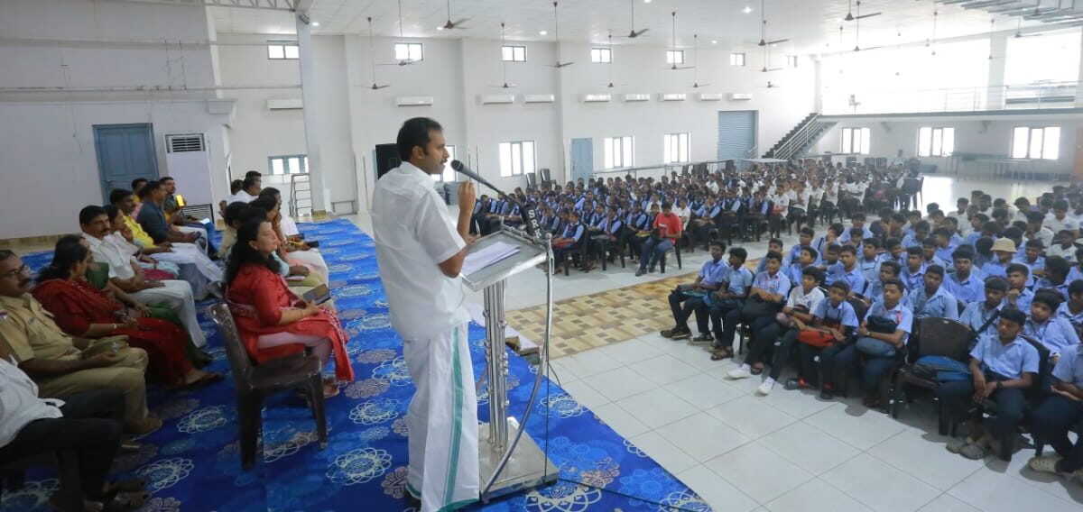 കൗമാര കലോത്സവം നിയന്ത്രിക്കാൻ എസ്‌.പി.സി.,,എൻ.സി.സി.  വളണ്ടിയർമാരും  ജില്ലാ കലോത്സവം വളണ്ടിയേഴ്സ് മീറ്റ് നടത്തി .   
