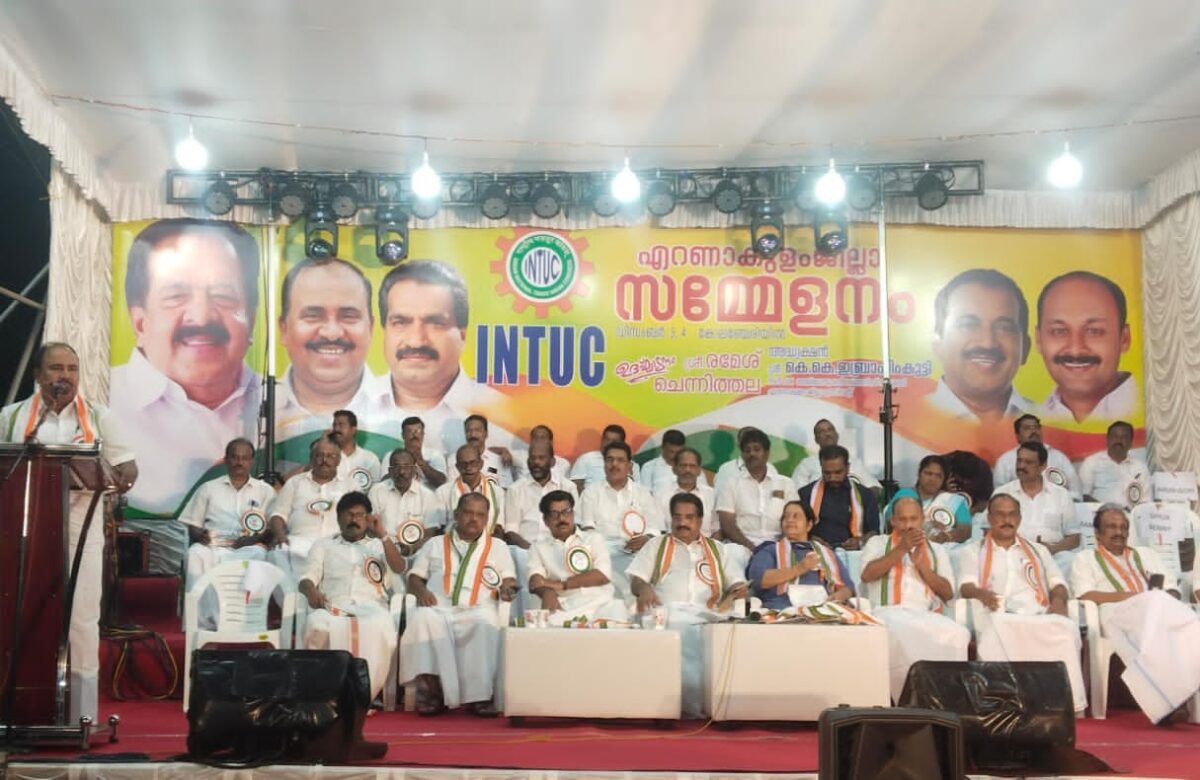 കേന്ദ്ര സംസ്ഥാന സർക്കാരുകളുടെ തൊഴിലാളിവിരുദ്ധ സമീപനങ്ങൾക്കെതിരെ പോരാടണം : രമേശ് ചെന്നിത്തല