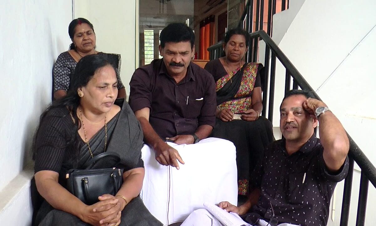 പാമ്പാക്കുട ബ്ലോക്ക് പഞ്ചായത്ത് ഭരണസമിതിയിലെ യുഡിഎഫ് അംഗങ്ങൾ ബ്ലോക്ക് പഞ്ചായത്ത് ഓഫീസ് ഉപരോധിച്ചു.