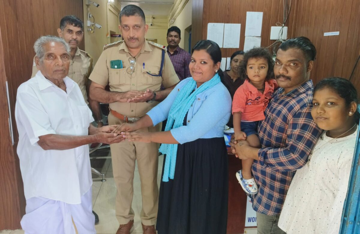 റോഡിൽ കിടന്നു കിട്ടിയ രണ്ടു പവൻ   സ്വർണ്ണ മോതിരം ഉടമയെ കണ്ടെത്തി തിരികെ നൽകി വീട്ടമ്മ.