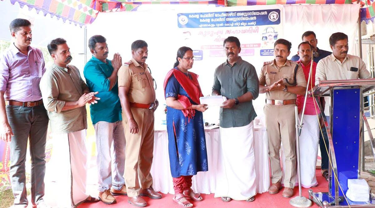സർവ്വീസിലിരിക്കെ മരണപ്പട്ട ചോറ്റാനിക്കര പോലീസ് സ്റ്റേഷനിലെ എസ്.ഐ കെ.പി ഏലിയാസിന്റെ കുടുംബ സഹായനിധി വിതരണം ചെയ്തു.