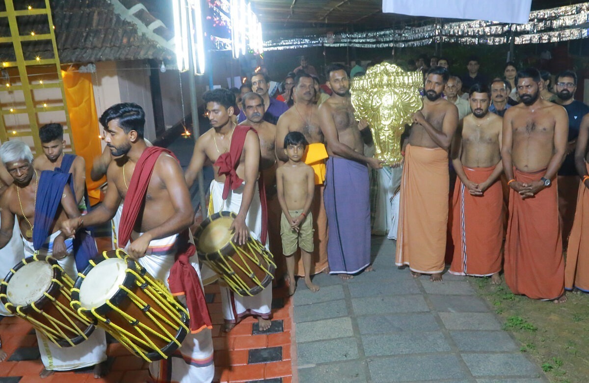 കക്കാട് ശ്രീപുരുഷമംഗലത്ത് വിശ്വരൂപ ദര്‍ശന മഹോത്സവത്തിന് തുടക്കമായി  ധനു ഒന്ന് മുതല്‍ 18 വരെയാണ് ദര്‍ശനം