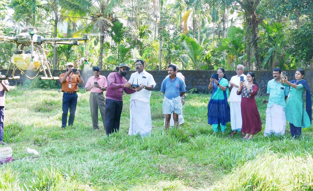 മണീടിൽ കേര രക്ഷാ വാരം,ലായിനി തളിക്കൽ എന്നീ പദ്ധതികളുടെ പ്രവർത്തന ഉദ്‌ഘാടനം നടത്തി.