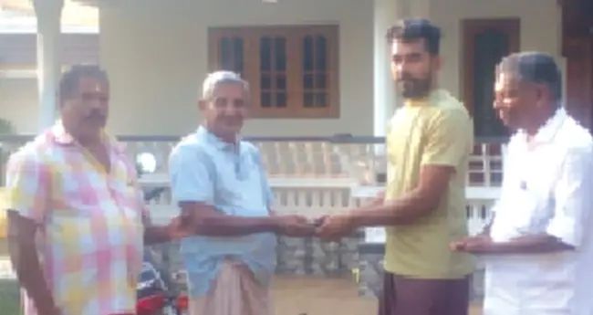 റോഡരികില്‍നിന്നു കളഞ്ഞു കിട്ടിയ പഴ്സ് ഉടമയ്ക്ക് തിരിച്ചു നല്‍കി യുവാവ് മാതൃകയായി.