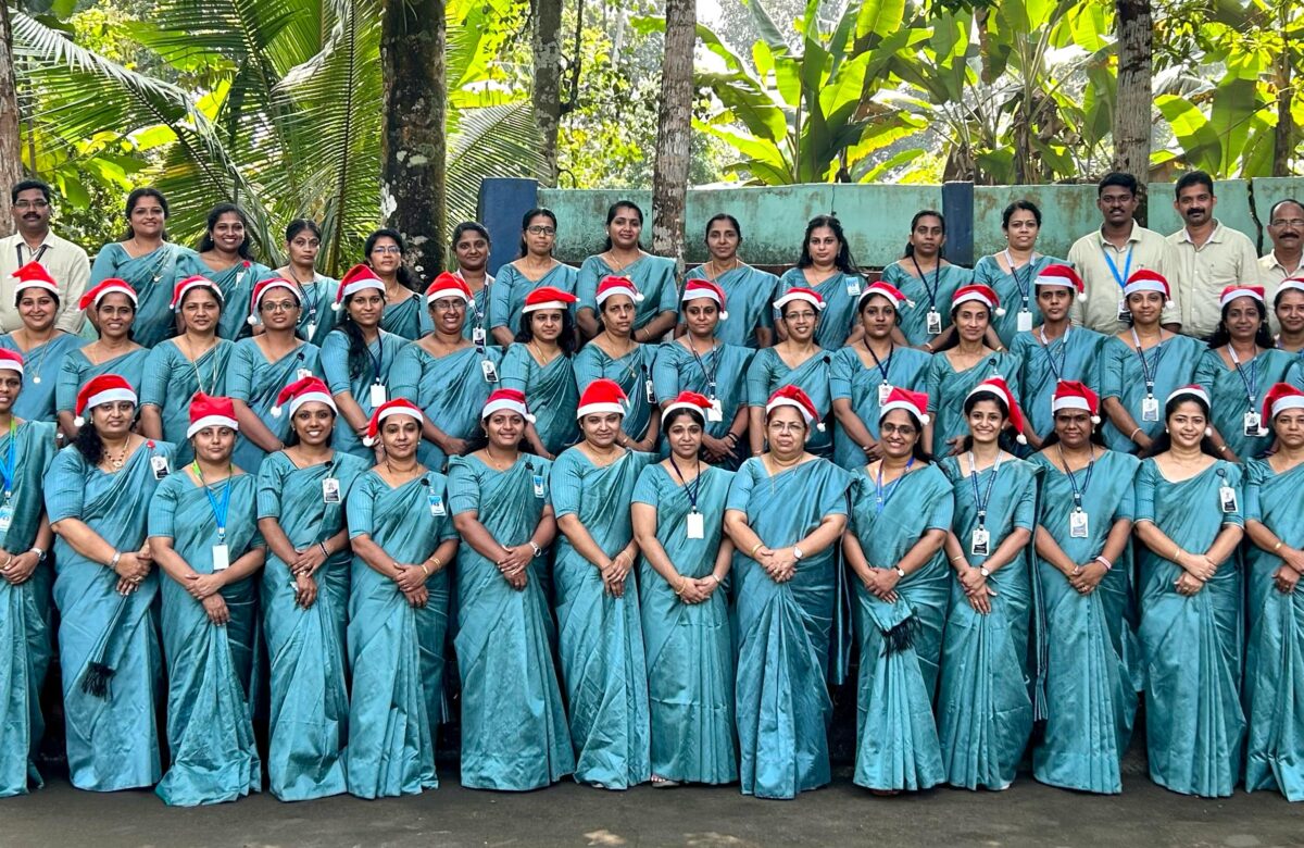 ക്രിസ്തുമസ് വരവറിയിച്ച് കരോൾ ഗാനം അവതരിപ്പിച്ചു അധ്യാപകർ.