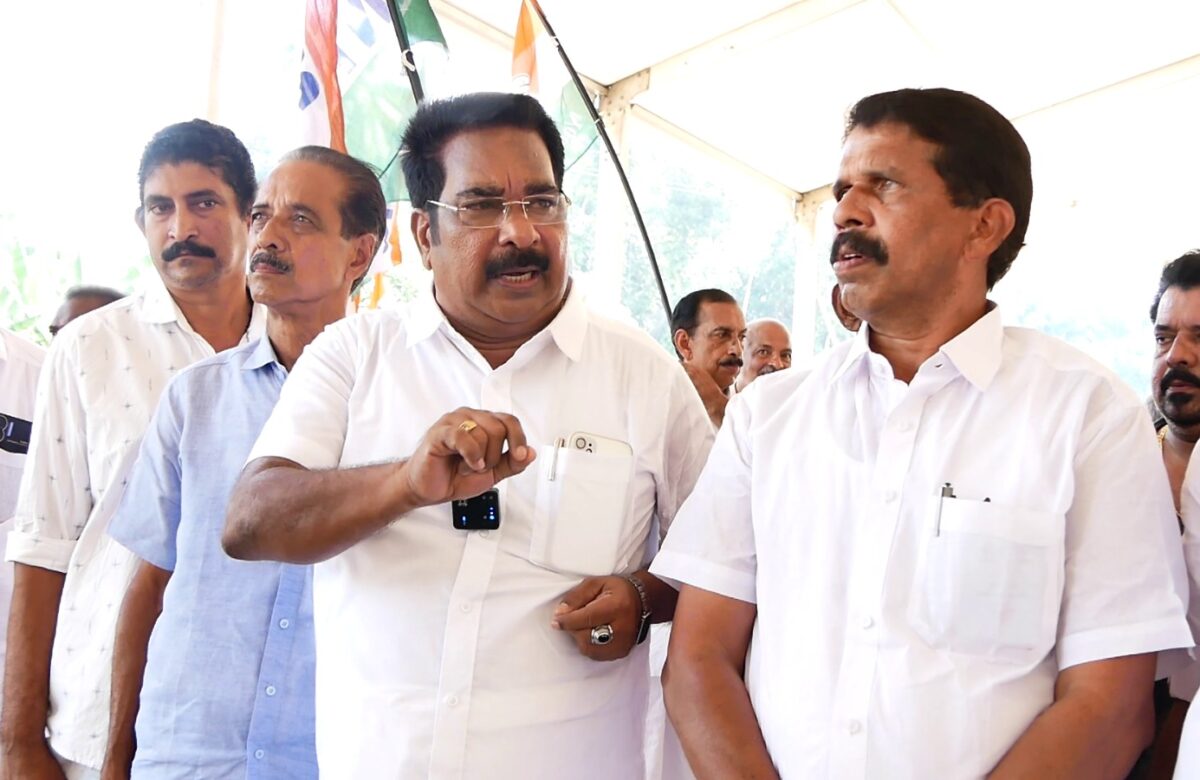നവകേരള സദസ്സ് ബസ്സ്റ്റാൻഡിന്റെ മതിൽ പൊളിച്ചു .യു.ഡി.എഫ്. പിറവത്ത്‌ പ്രതിഷേധ പ്രകടനവും മാർച്ചും നടത്തി.
