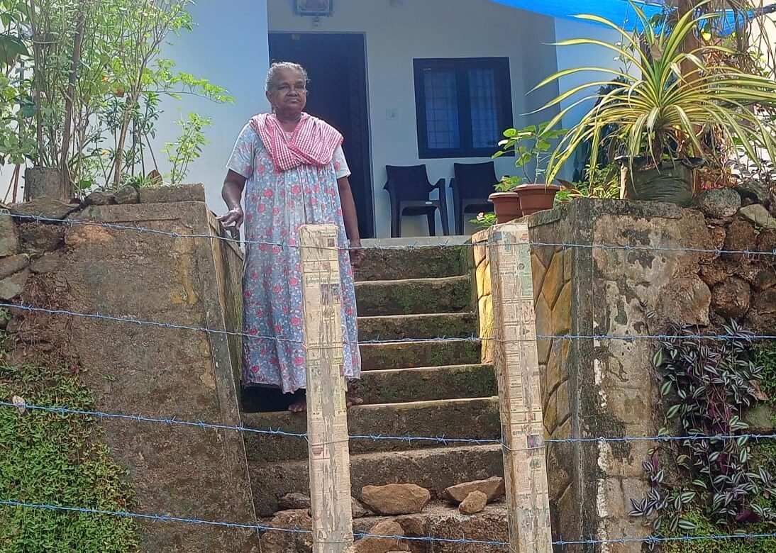വയോധികയ്ക്ക് വീടിനു പുറത്തിറങ്ങാൻ കമ്പിവേലി ചാടിണ്ട അവസ്ഥയാണ്.