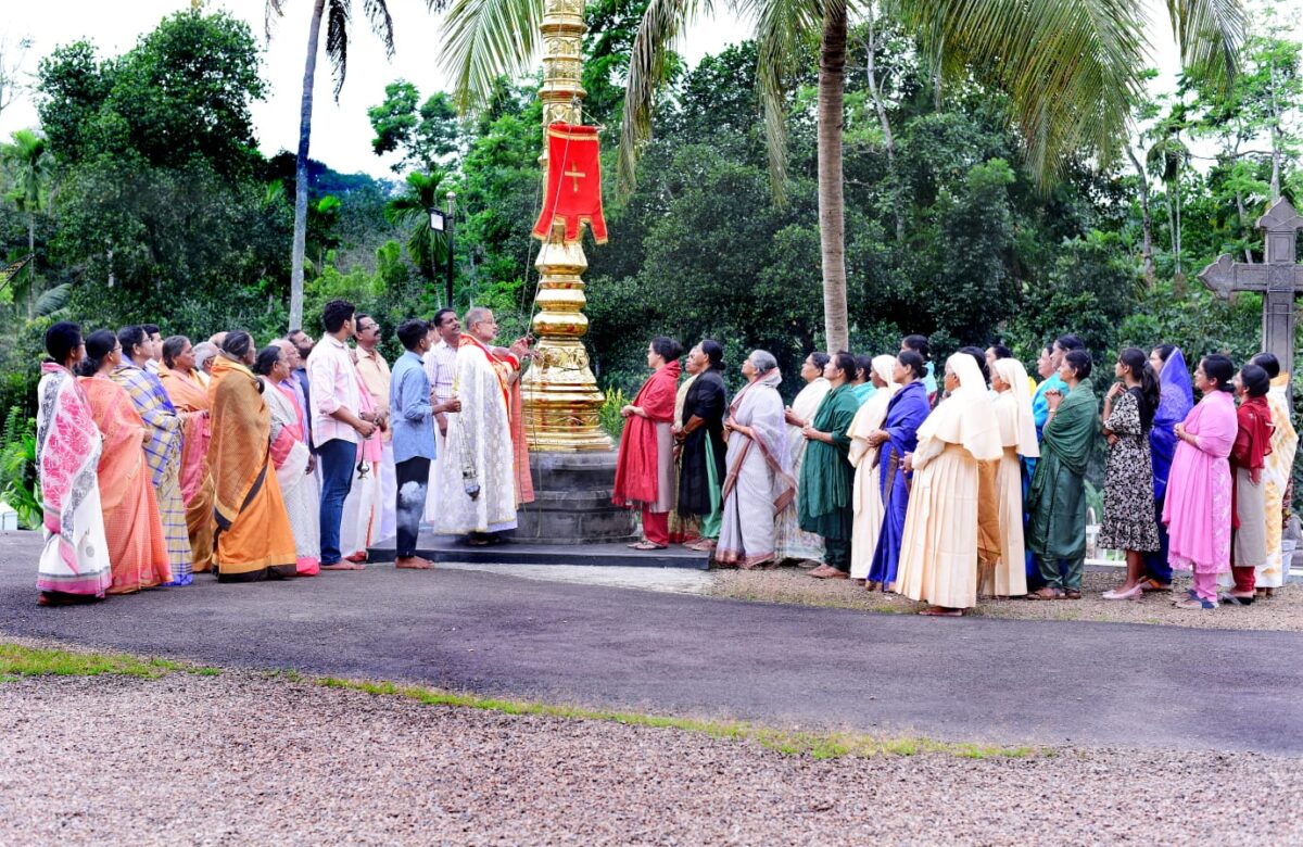 തിരുക്കുടുംബ ദേവാലയത്തിൽ തിരുക്കുടുംബത്തിന്റെയും വിശുദ്ധ സെബസ്ത്യാനോസിന്റെയും തിരുന്നാളിന് വികാരി ഫാ.സിറിയക് തടത്തിൽ കൊടിയേറ്റി