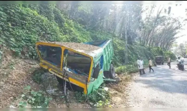 ലോറി അപകടം : കൂത്താട്ടുകുളം സ്വദേശി ജിനീഷ് കുമാര്‍ അത്ഭുതകരമായി രക്ഷപ്പെട്ടു.