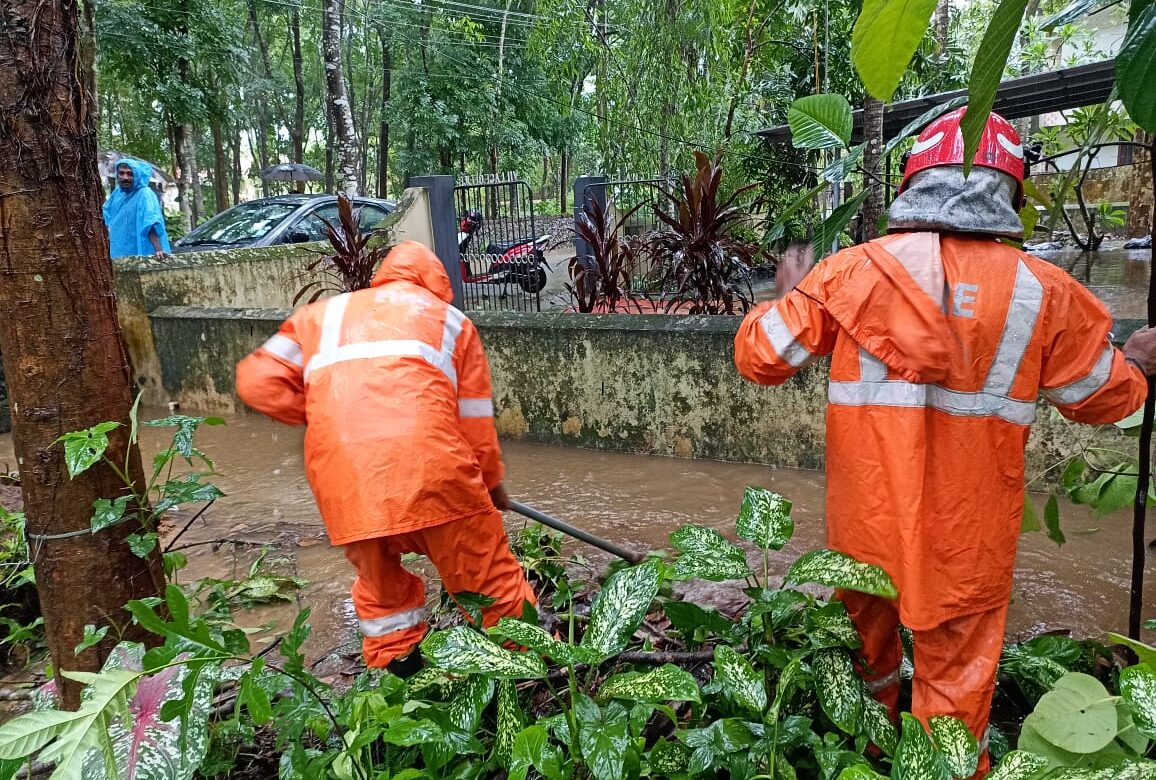 കനത്ത മഴയിൽ വെളിയന്നൂർ ആശുപത്രി ജംഗ്ഷൻ, ഇടയാർ പള്ളിപ്പടി എന്നിവിടങ്ങളിൽ മരം കടപുഴകി വീണ് റോഡ് ഗതാഗതം തടസപ്പെട്ടു.