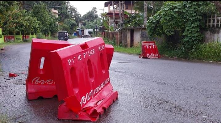 നിരത്തുകളിൽ അപകടകരമായ നിലയിൽ പ്ലാസ്റ്റിക് ബാരിക്കേടുകൾ.