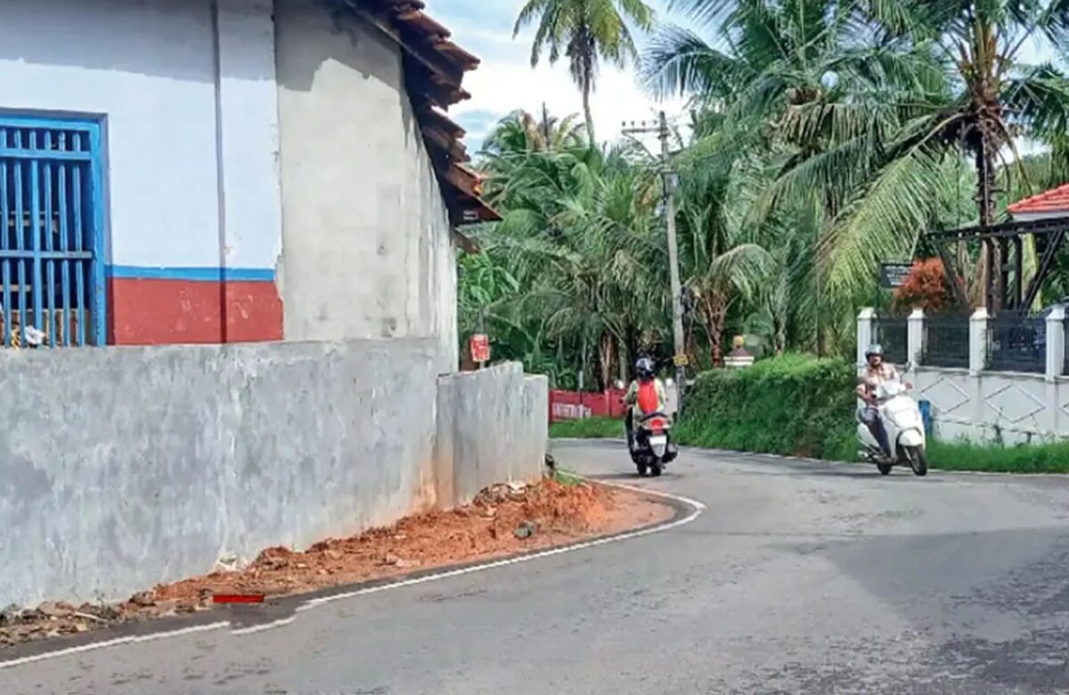 പട്ടണത്തിൽനിന്ന് ചാരംചിറ–പാലക്കുഴ റോഡിലുള്ള കൂത്താട്ടുകുളം ഹയർ സെക്കൻഡറി സ്കൂൾ ഭാഗത്തെ അപകടവളവ് നഗരസഭയുടെ ഇടപെടലിൽ നിവർത്തി.