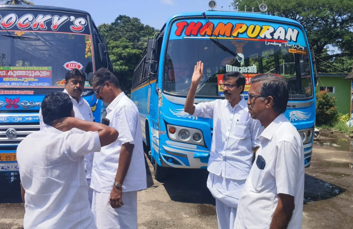 നഗരസഭയിൽ വീണ്ടും യുഡിഎഫ് കൗൺസിലർമാരുടെ നേതൃത്വത്തിൽ ബസ്സുകൾ തടഞ്ഞു.