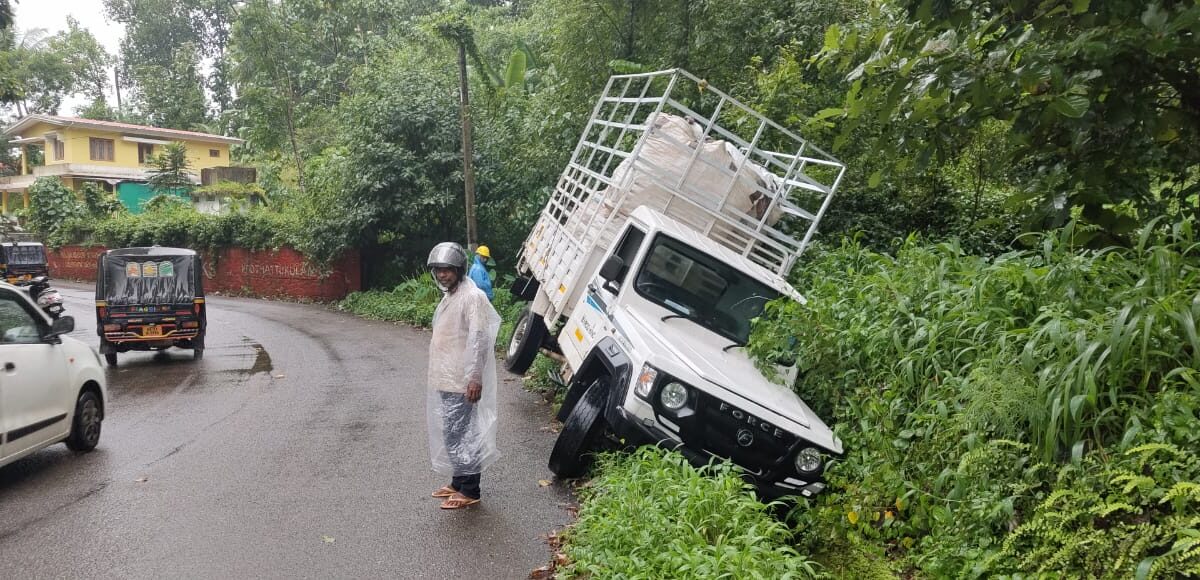 കൂത്താട്ടുകുളം – ഇടയാർ റോഡിൽ പിക്ക് അപ്പ്‌ വാൻ നിയന്ത്രണം വിട്ട്  ഓടയിലേക്ക് മറിഞ്ഞ് അപകടം