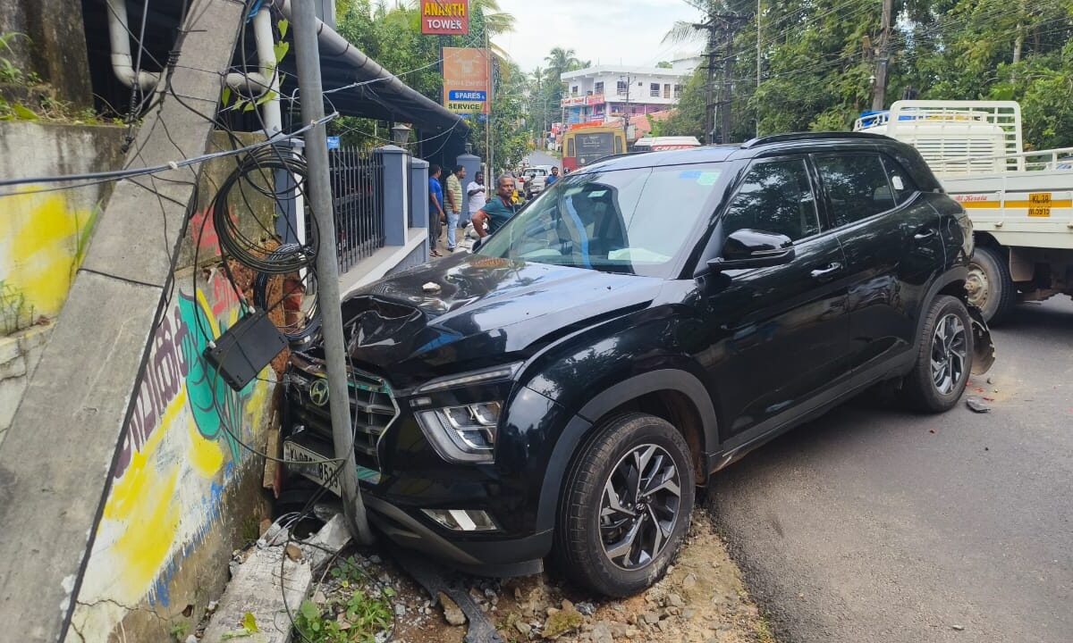 നിയന്ത്രണം നഷ്ട്ടപ്പെട്ട കാർ ഇലക്ട്രിക്ക് പോസ്റ്റിൽ ഇടിച്ചു.