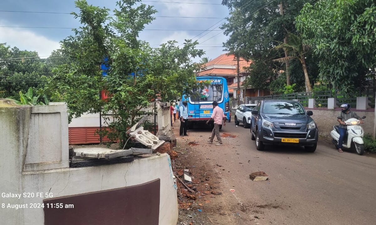 നിയന്ത്രണം വിട്ട് സ്വകാര്യ ബസ് മതിലിൽ ഇടിച്ചുകയറി