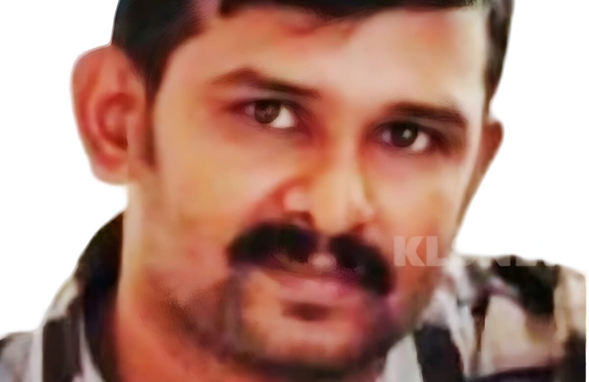 റോഡിന് കുറുകെ വീണ മരത്തിൽ ഓട്ടോറിക്ഷ ഇടിച്ച് മത്സ്യ വ്യാപാരി മരിച്ചു