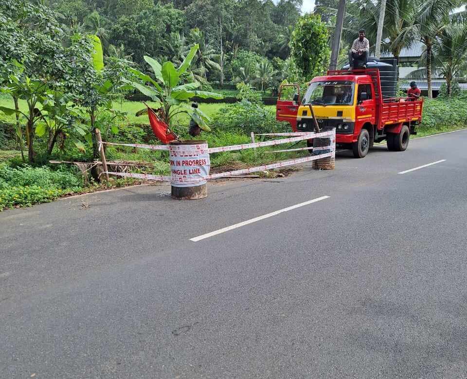 ആലപ്പുഴ – മധുര ഹൈവേ യുടെ ഭാഗമായ കൂത്താട്ടുകുളം – ഇലഞ്ഞി – മുത്തോലപുരം റോഡിലെ അപകടകരമായ കുഴികളും കലിങ്കുകളും മൂവാറ്റുപുഴ പിഡബ്ല്യുഡി അസിസ്റ്റന്റ് എക്സിക്യൂട്ടീവ് എഞ്ചിനീയർ പരിശോധന നടത്തി.