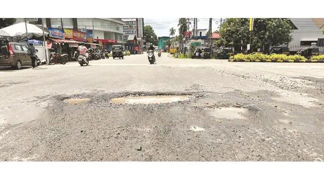 മൂവാറ്റുപുഴ 130 ജംഗ്ഷനിലെ റോഡില്‍ രൂപപ്പെട്ടിരിക്കുന്ന കുഴി യാത്രക്കാർക്ക് അപകടഭീഷണിയാകുന്നു.