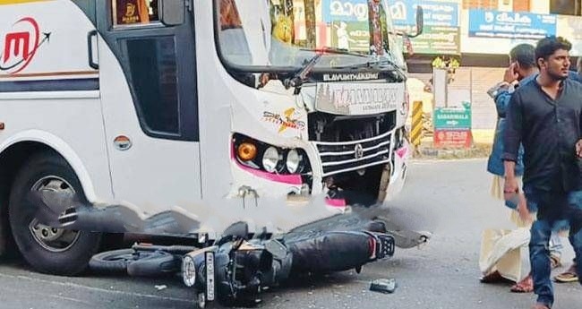 എംസി റോഡില്‍ കൂത്താട്ടുകുളം മീഡിയ കവലയില്‍ ബസ് ബൈക്കിലിടിച്ചുണ്ടായ അപകടത്തില്‍ ബൈക്ക് യാത്രികരായ രണ്ട് പേർക്ക് പരിക്ക്