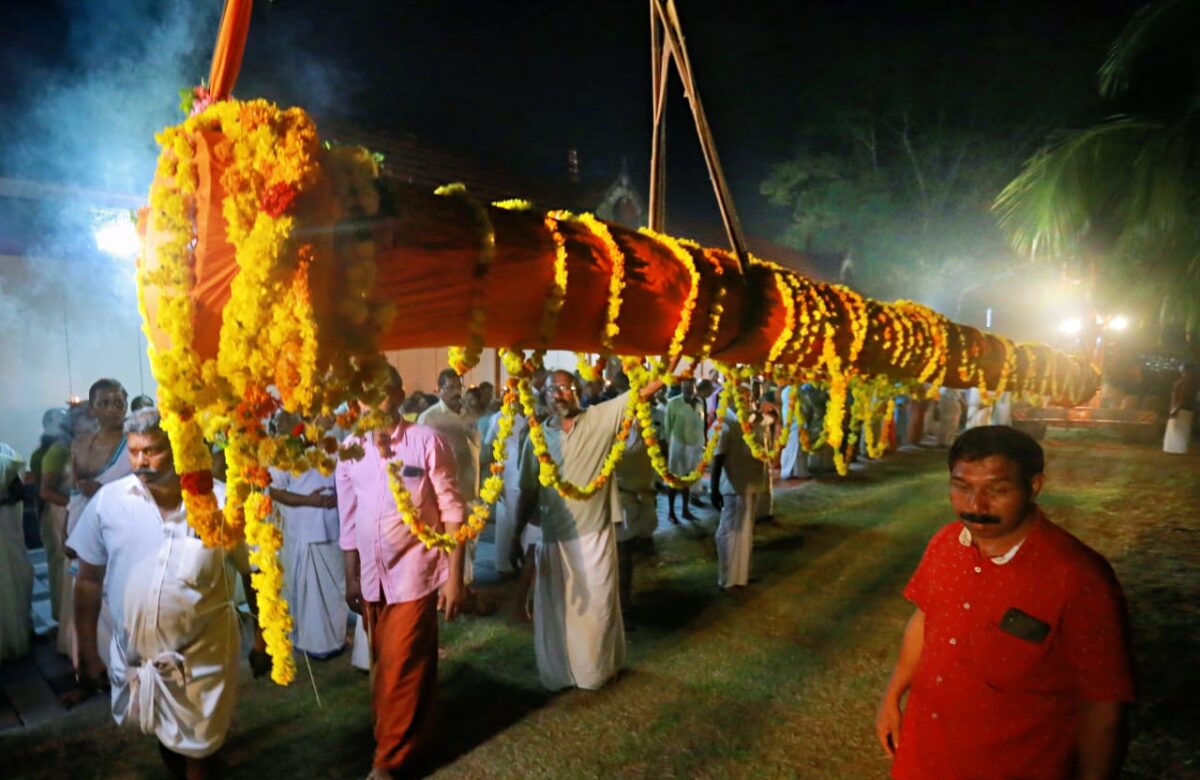 തിരുവീശങ്കുളത്ത് ധ്വജ പ്രതിഷ്ഠയ്ക്ക് തേക്കുമരം എത്തി
