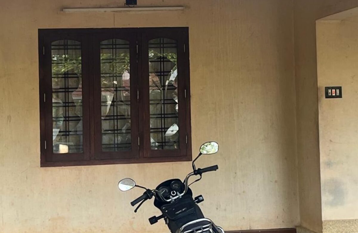 രാത്രിയിൽ വീടിനുനേരെ അജ്‌ഞാത ആക്രമണം.