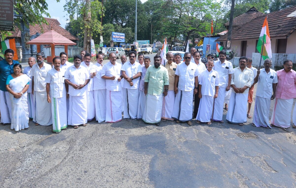 നടക്കാവ് -ഒലിയപ്പുറം ഹൈവേയുടെ ശോചനീയാവസ്സ്ഥ പരിഹരിക്കണം യു. ഡി. എഫിന്റെ നേതൃത്വത്തിൽ റോഡ് ഉപരോധിച്ചു.                      