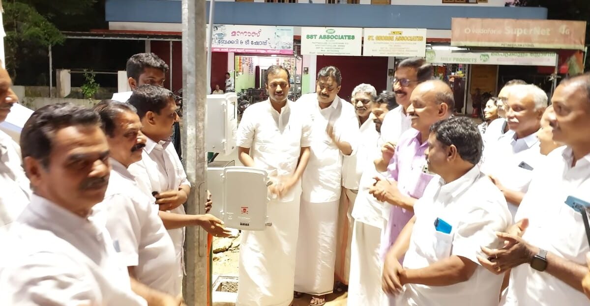 മിനി മാസ്റ്റ് ലൈറ്റിന്റെ ഉദ്ഘാടനം അഡ്വ. അനൂപ് ജേക്കബ് എംഎൽഎ നിർവഹിച്ചു.