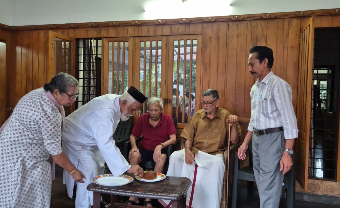 മുതിർന്ന അംഗങ്ങളുടെ ഭവനങ്ങൾ സന്ദർശിച്ച് ഹോളി കിംഗ്സ് നഗർ റെസിഡന്റ്‌സ് അസോസിയേഷൻ