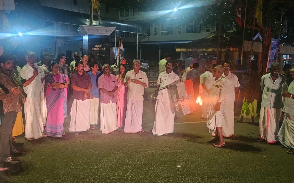 വൈദ്യുതി ചാർജ് വർദ്ധനക്കെതിരെ മണീട് മണ്ഡലം കോൺഗ്രസ്‌ കമ്മറ്റി യുടെ നേതൃത്വത്തിൽ പ്രതിഷേധ സമരം നടത്തി.