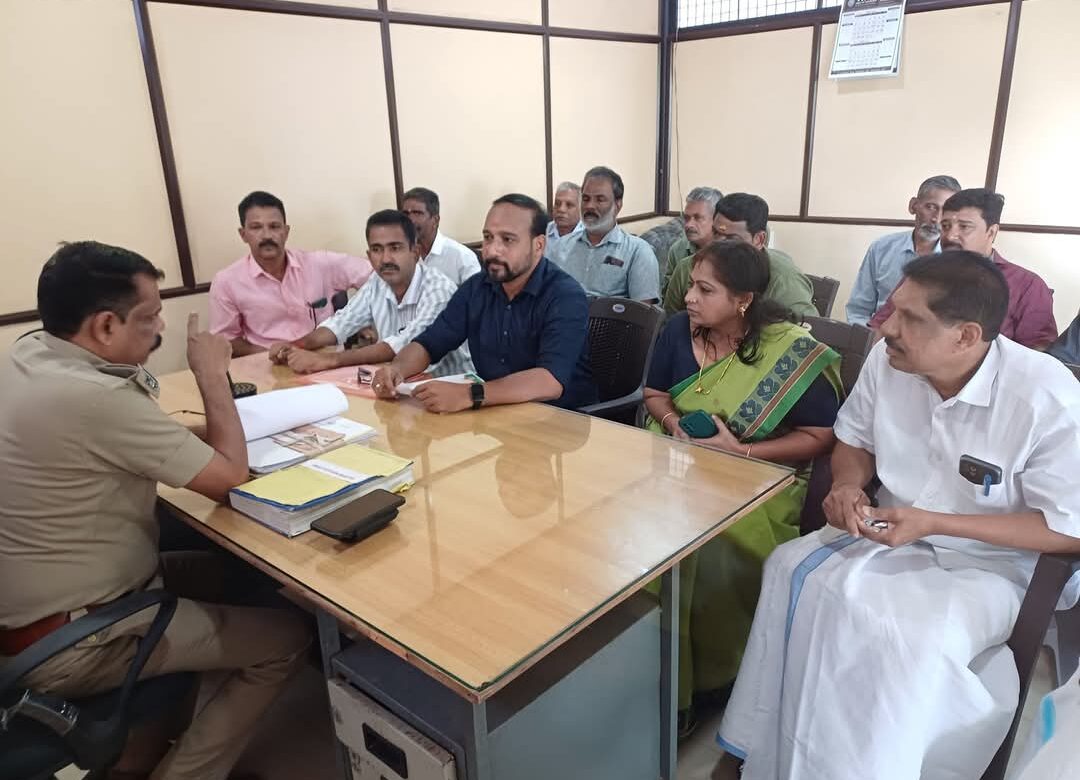 പിറവത്ത്‌ അധ്യാപകനെതിരെയുള്ള പോക്സോ കേസ് നടപടി ക്രമങ്ങൾ വേഗത്തിലാക്കണം -ബി.ജെ.പി. മണ്ഡലം സമിതി പോലീസിൽ പരാതി നൽകി.
