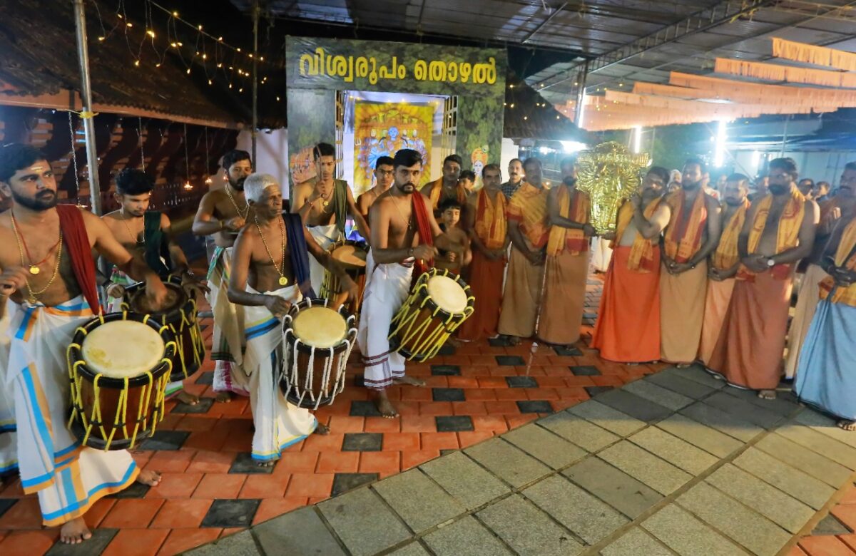 കക്കാട് ശ്രീപുരുഷമംഗലം ശ്രീകൃഷ്ണ ക്ഷേത്രത്തിലെ വിശ്വരൂപ ദർശന മഹോത്സവത്തിന് തുടക്കമായി.