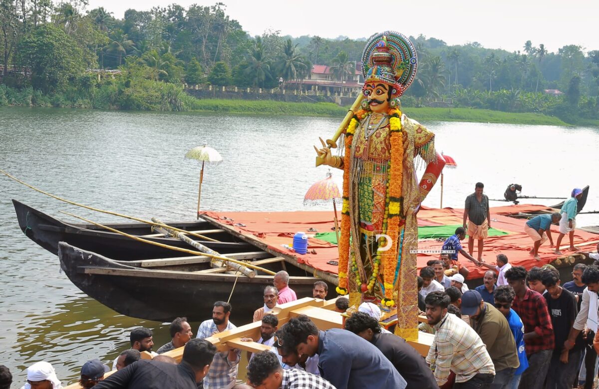 കളമ്പൂക്കാവിൽ ഗരുഡന്മാർ പറന്നിറങ്ങുന്ന തൂക്കം നാളെ. കാവിലേക്കെത്തിയ കെട്ടുകാഴ്ച്ചകൾ ഭക്തി നിർഭരമായി
