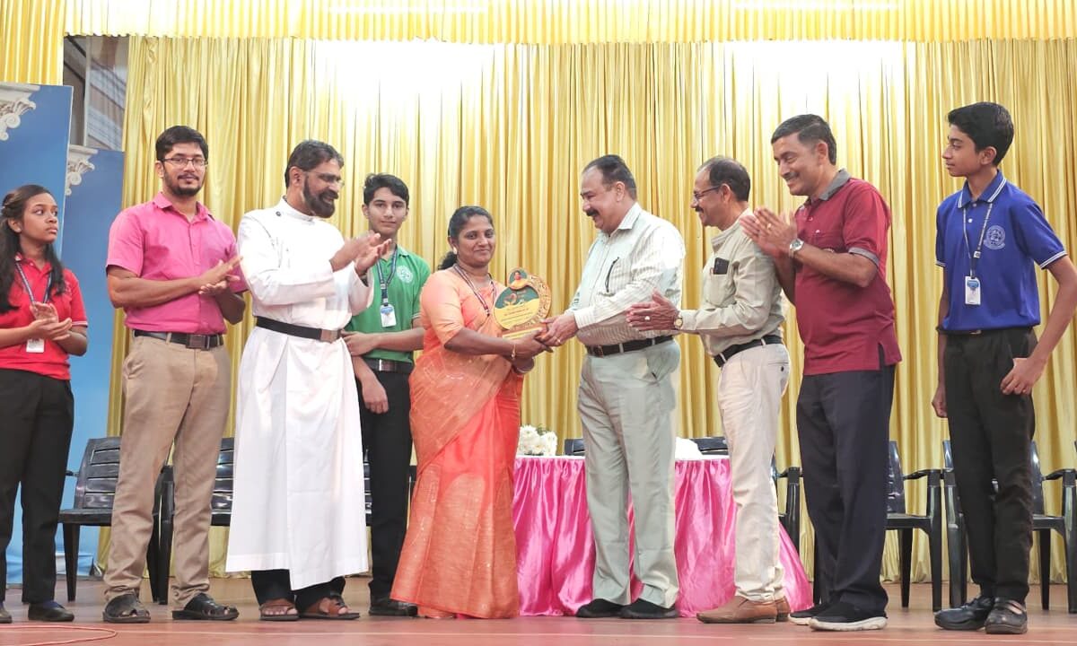 റോട്ടറി ഇന്റർനാഷണൽ ബെസ്റ്റ് ടീച്ചർ അവാർഡ്  