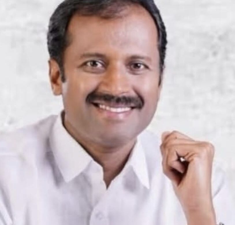 പിറവത്ത്‌ യു.ഡി.എഫ്. സ്ഥാനാർഥി അഡ്വ. അനൂപ് ജേക്കബ്