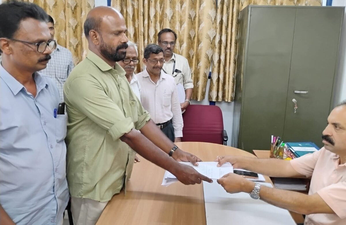 എസ്.യു.സി.ഐ. കമ്മ്യൂണിസ്റ്റ് പിറവംസ്ഥാനാർത്ഥി ടി.സി. രമണൻ  നാമനിർദ്ദേശപത്രിക സമർപ്പിച്ചു            