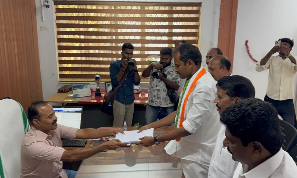യു.ഡി.എഫ് സ്ഥാനാർത്ഥി അഡ്വ. അനൂപ് ജേക്കബ് നാമനിർദ്ദേശ പത്രിക സമർപ്പിച്ചു  