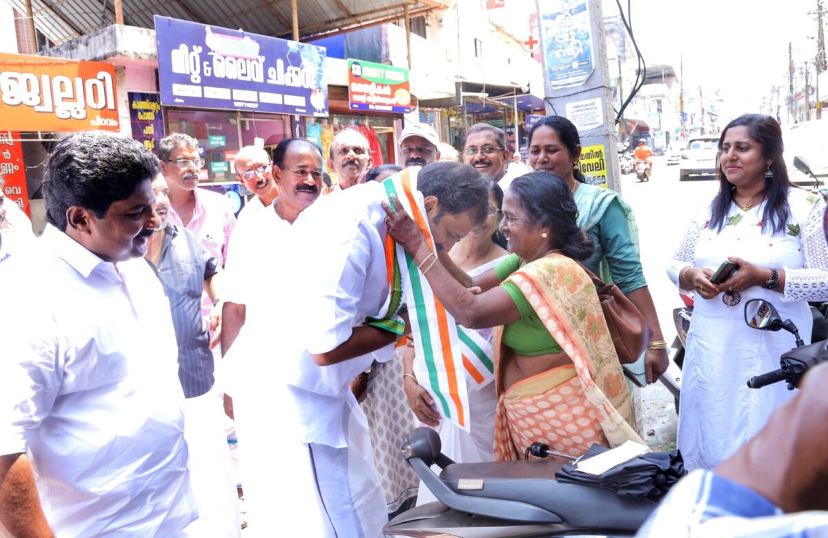 പിറവത്ത്‌ വ്യാപാര സ്ഥാപനങ്ങൾ സന്ദർശിച്ചു അനൂപ് ജേക്കബ്                                