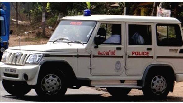 അക്രമാസക്തനായ മധ്യവയസ്‌കൻ പോലീസ് ജീപ്പ് ചില്ല് തകർത്തു