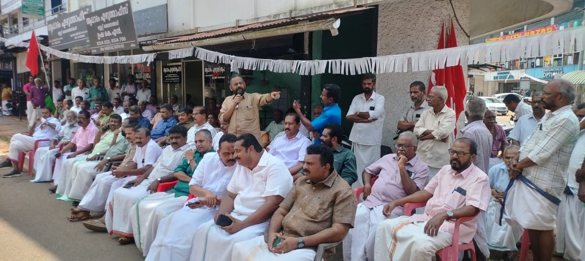 പാചകവാതക പ്രതിസന്ധിക്കെതിരെ പിറവത്ത് എൽഡിഎഫ് പ്രതിഷേധം